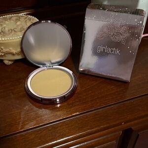 Girlactik Luminous Face Powder - Light